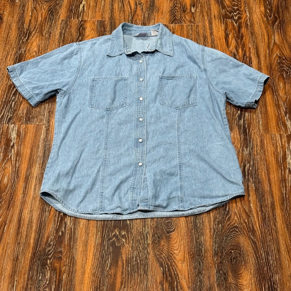 VTG Women Size L Blue Denim Short Sleeve Button Down Shirt Light Wash Pearl Snap